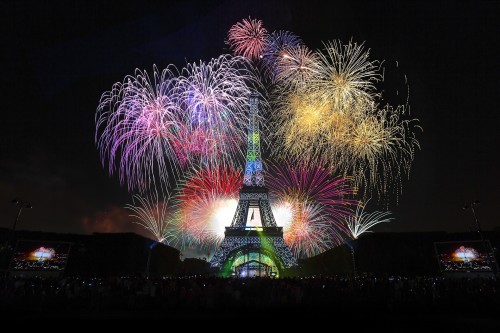 eiffel_tower_paris_holiday_fireworks_1920x1280