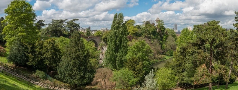 Parc des Buttes Chaumont – najpiękniejszy park w Paryżu Parc des Buttes Chaumont – najpiękniejszy park w Paryżu