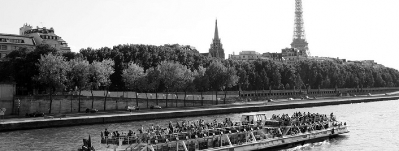Bateau-mouche – wodny środek transportu w Paryżu Bateau-mouche – wodny środek transportu w Paryżu